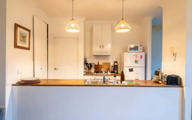 Spacious 2 Bedroom Apartment in Brunswick With Patio and Parking