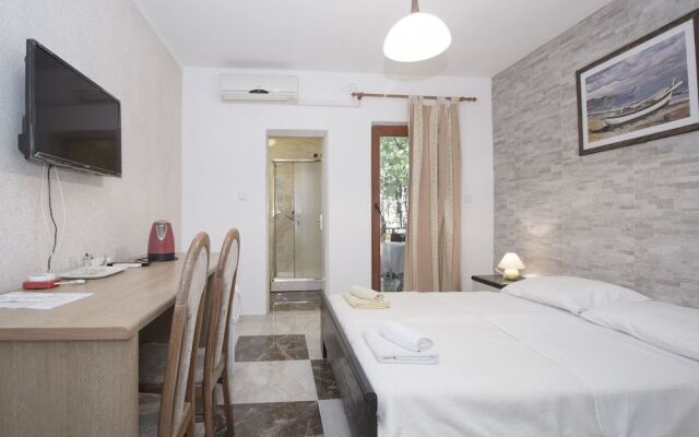 Apartments and rooms Eugenia