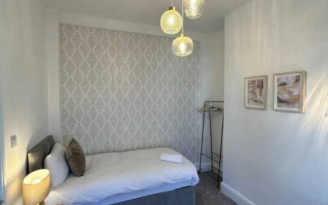 Three Bedroom Home Manchester sleeps 9