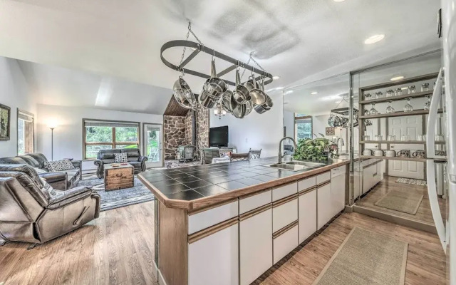 Cozy Cloudcroft Townhome ~ 1 Mi to Burro Ave!