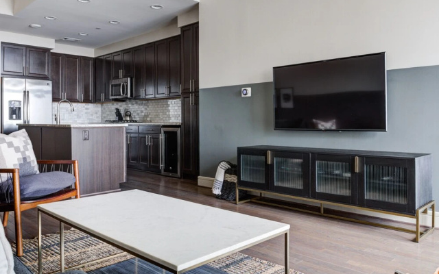 Domio Downtown Trendy 2BR BBQ Grills