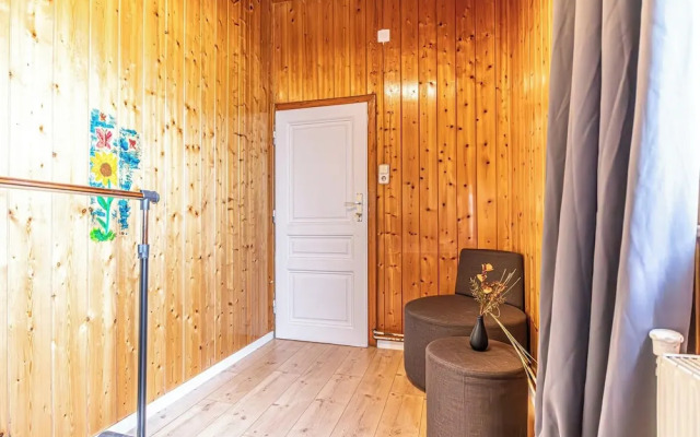 Cozy 3BR Apt with Garden Sleeps 10