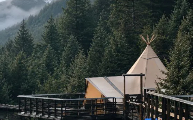 Jingfan Qizanggou Wilderness Luxury Tent Homestay – Outside – Ngawa