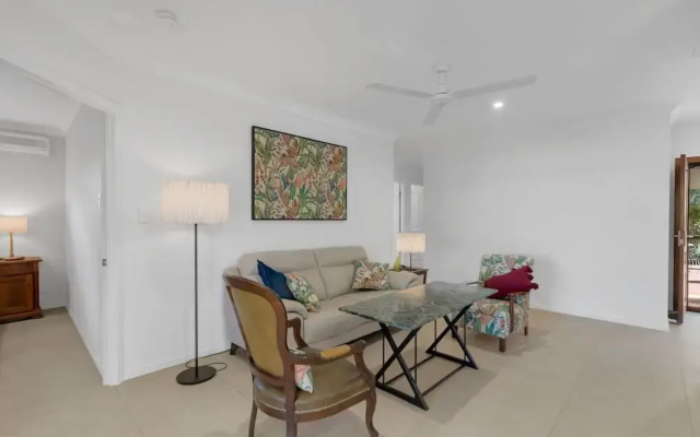 3-bed Family Home With Pool & BBQ by the Beach