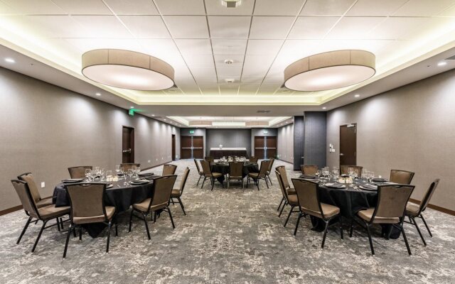 Holiday Inn & Suites Silicon Valley - Milpitas by IHG