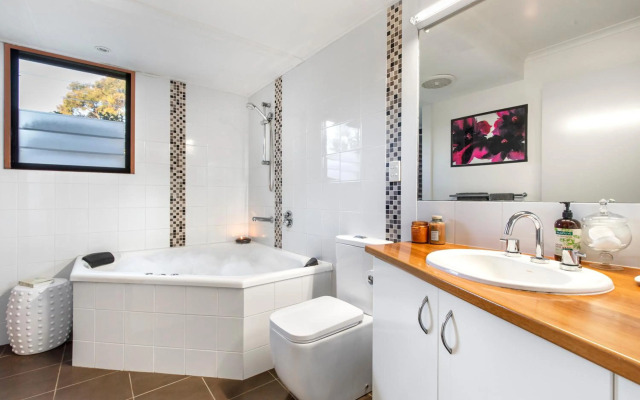 Cool Noosa Home. Central location. A/C. Gym. WIFI. Netflix