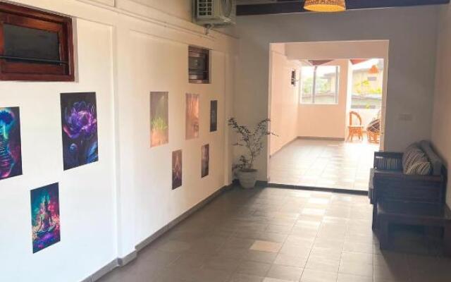 Hummus Hostel & Restaurant