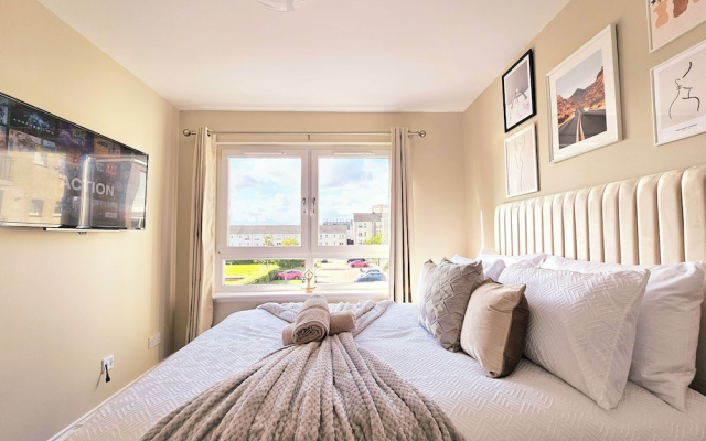 Modern 5 Bed Townhouse with Free Parking