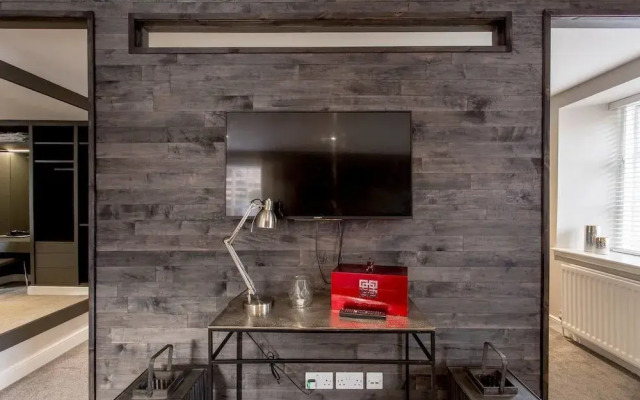 Luxury West End Apt. W/ Private Patio & Parking!