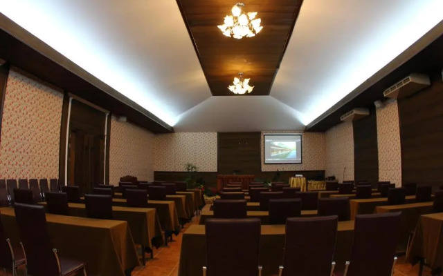 The Hub Erawan Resort