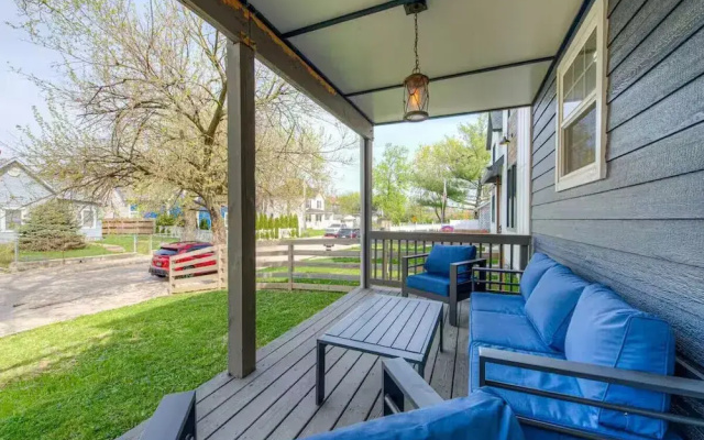 Spacious Home for Groups with Hot Tub in Indy