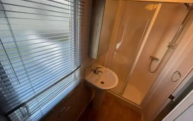 Caravan-sleep8-hottub-freep-balcony-familyfriendly