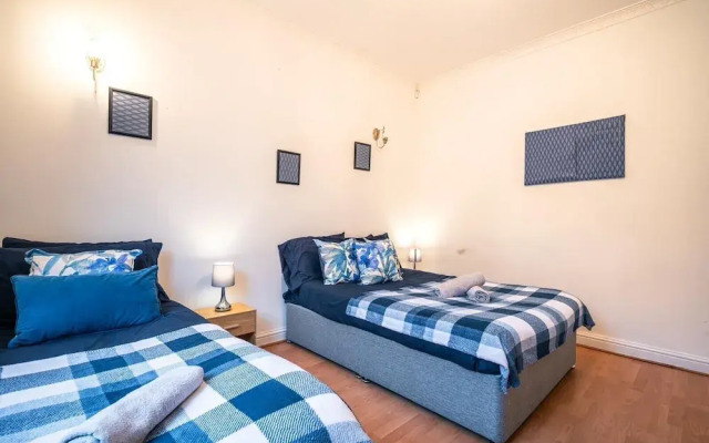 Rochdale Retreat - Spacious 4-bed House 8 Beds