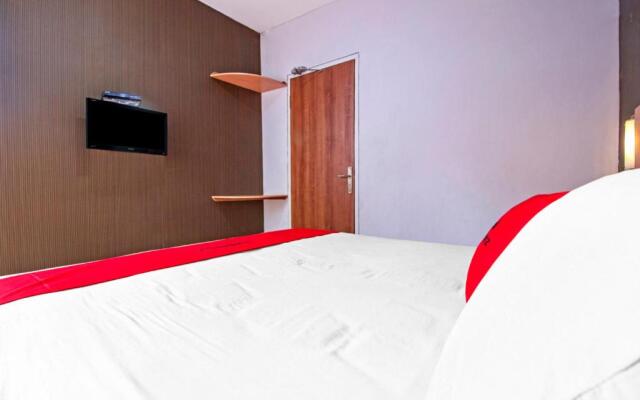 RedDoorz Syariah near BTC Fashion Mall