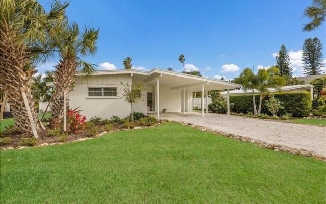 The Palm Leaf 3 Bedroom Home by RedAwning