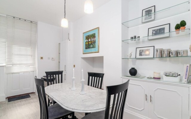 Lovely 1BR Home Near Holland Park, 4 Guests