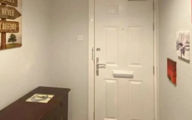 Room in Apartment - Normanton - Family Room With Balcony