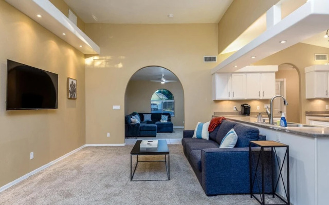 Spacious Updated House Pool