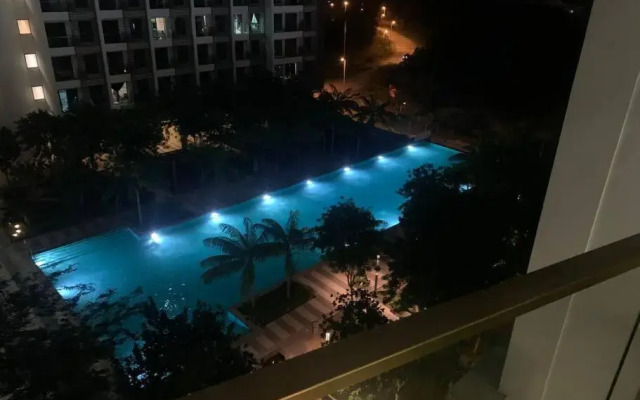 Closeup Pool View Romantic Couples Holiday 12