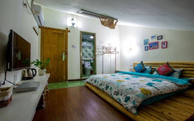 Zhangjiajie April Day Hostel