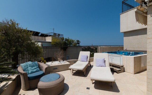 Apartment with Sauna, Hot Tub & Parking