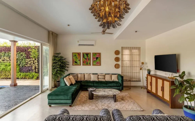 Field View Villa With Pool Perfect for Big Groups
