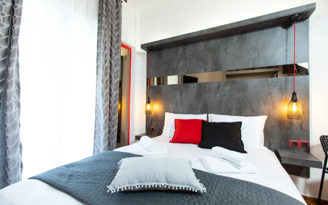 Downtown Luxury Boutique Suites : the red suite