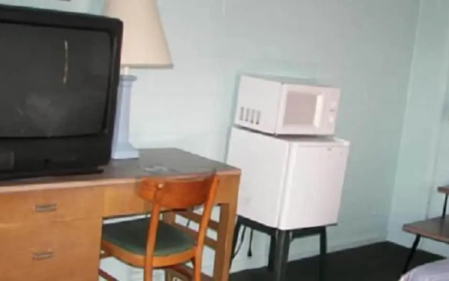Holiday Host Motel