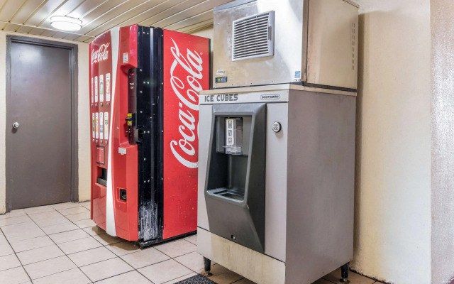 Econo Lodge Inn & Suites Griffin North