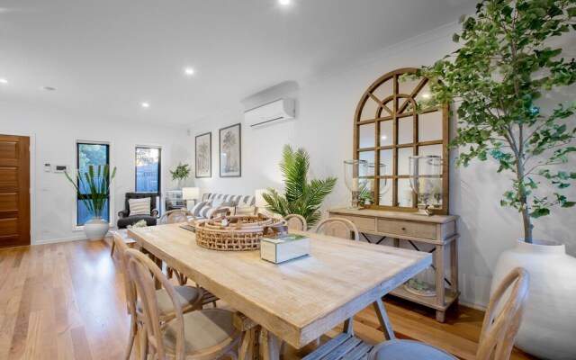 AU.JOY 3 Bed Townhouse Burwood 3