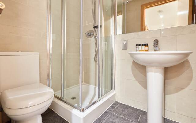 Charming Mayfair Suites by Sonder