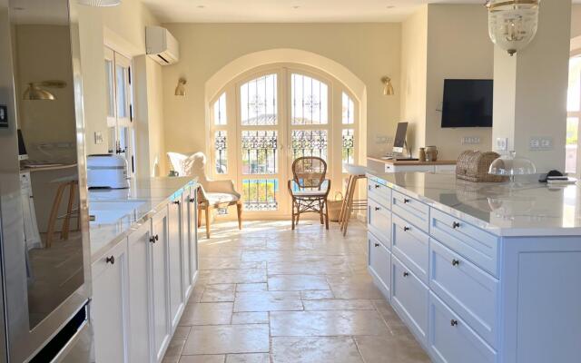 18024 - Superb Villa Near Beach With Heated Pool