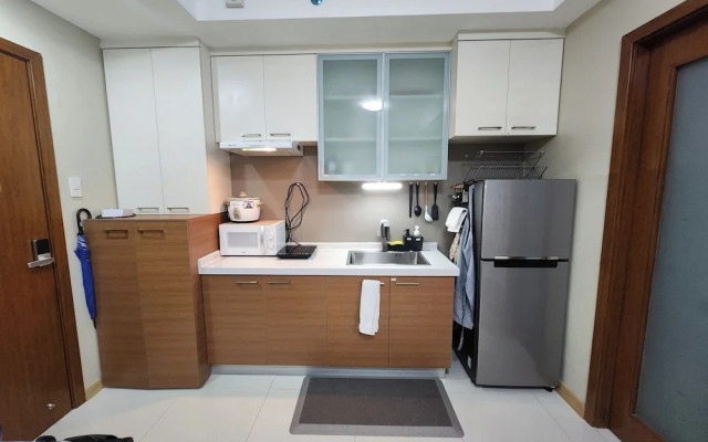 Cozy 1BR Condo in Mandaluyong City With City Skyline View