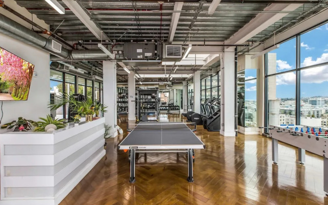 Stylish 2br/2ba At HWH by Oneluxstay