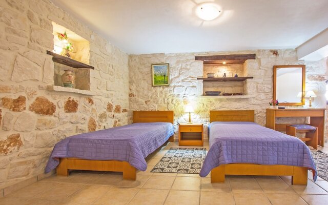 The Vivian - Luxury Stone Villa