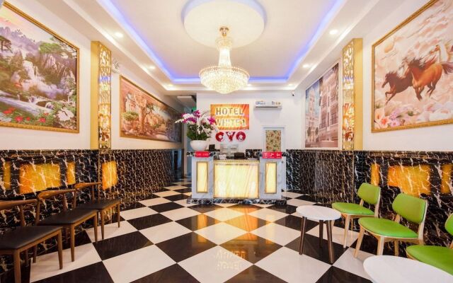 OYO 471 White 1 Hotel