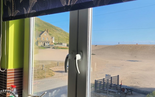 Beachcombers, 13 Chesil House