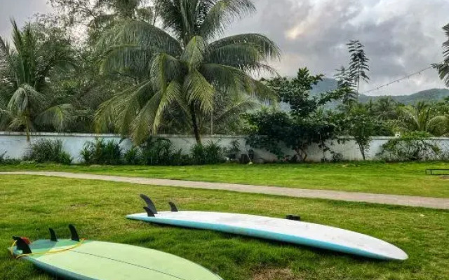 Wanning Yellow&White Homestay