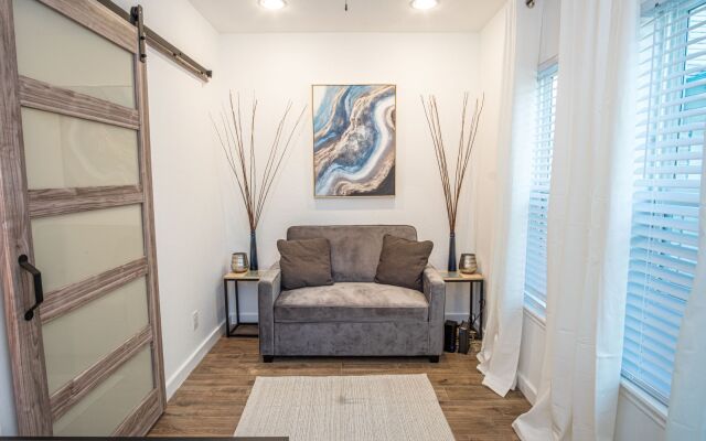 5BR/4BA House Sleeps 20 Downtown