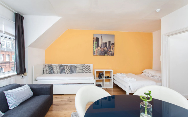 Cosy High Floor Studio Greek Street Soho