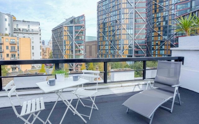 1 Bedroom Flat with Balcony Sleeps 4 in Southwark