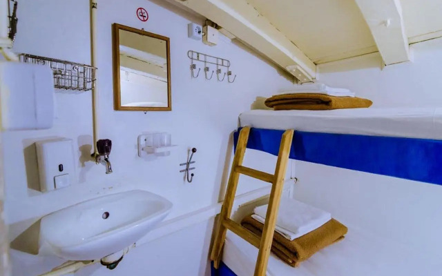 Rhythm Floating Hostel - Zadar