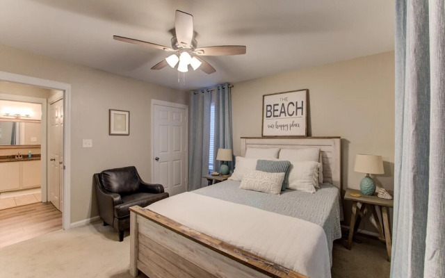 Full Condo w/ Pool & Gym, Sleeps 4