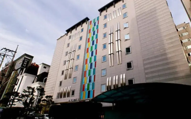 Two Be In Tourist Hotel