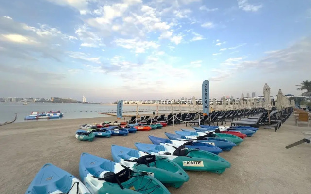 Palm Living 2BR Maid w Pool Beach Access