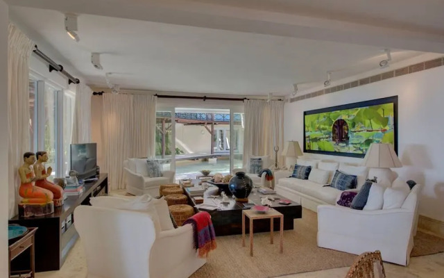 6 BR Beachfront Lush Oasis