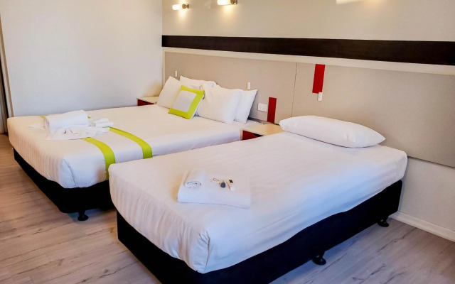 Sandors Motor Inn