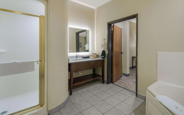 Quality Inn & Suites Roanoke - Fort Worth North