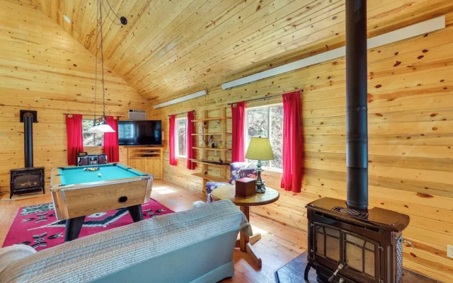 Hike, Unwind & Bring Your Pet: Deadwood Cabin!