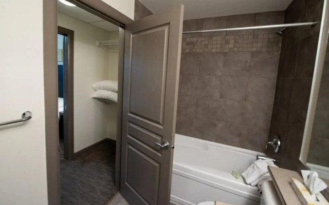 Pool Level 2 Bed, 1 Bath - Unit 371